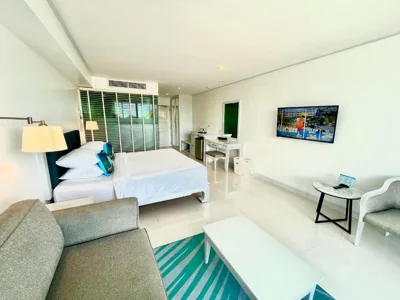 디럭스 수영장 전망 객실 — Andaman Beach Suites Hotel, Patong Phuket